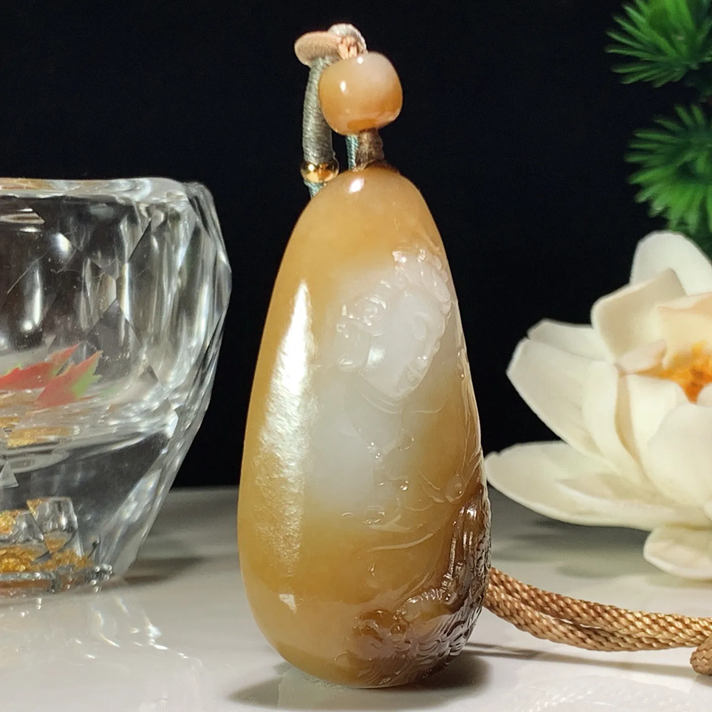 新疆和田玉白玉且末糖御龙观音挂件 尺寸49/27/15重32克。玉质细腻油润。手推出油。佩戴高端典雅