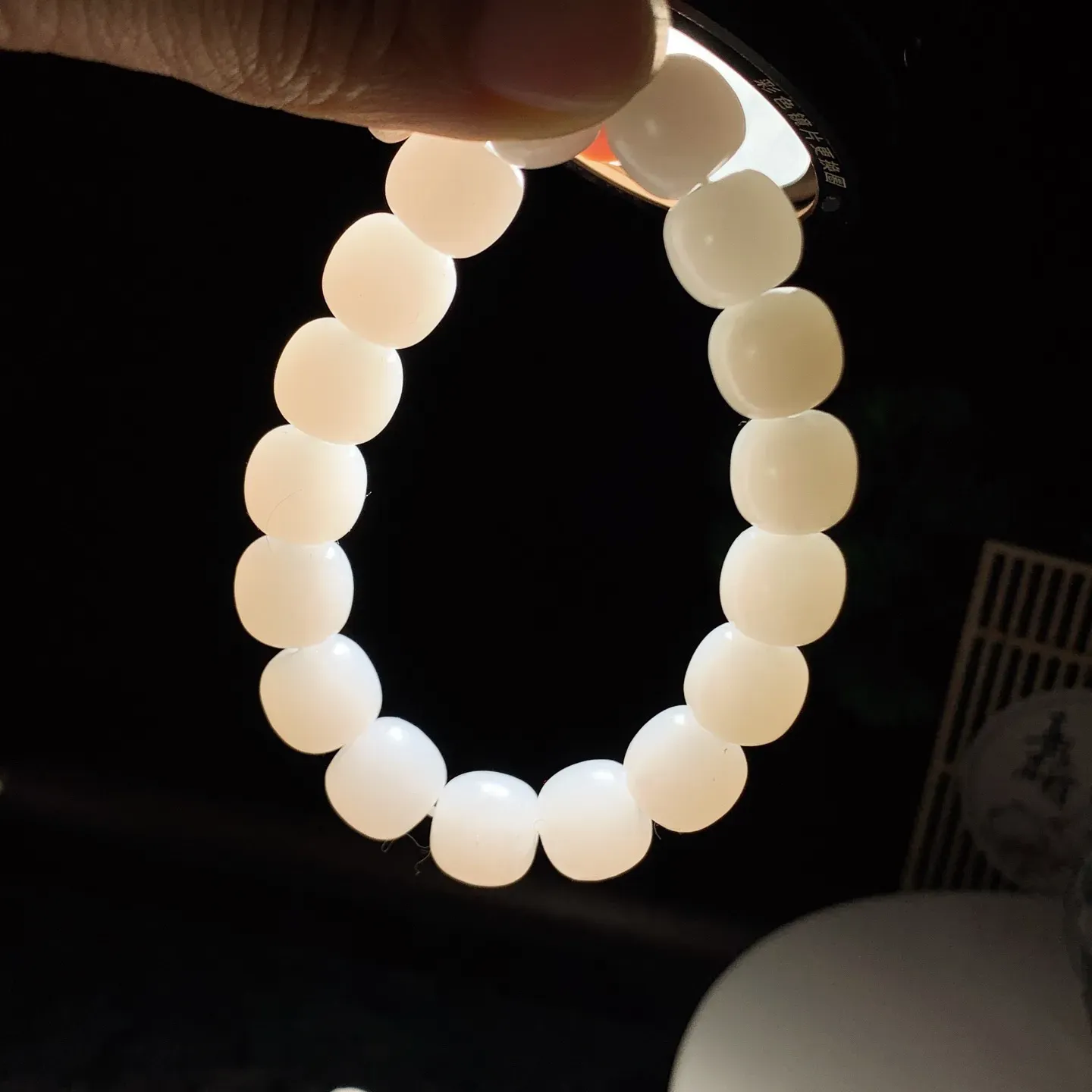 新疆和田玉老型珠手串 单颗尺寸11:12重44克。玉质细腻油润。手推出油。佩戴高端典雅。lt260228