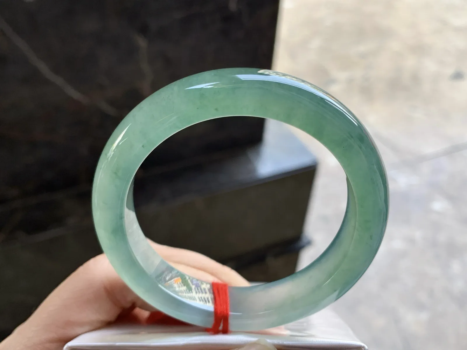 55-12.8-9.2

冰种晴水橄榄绿手镯^_^种水透亮