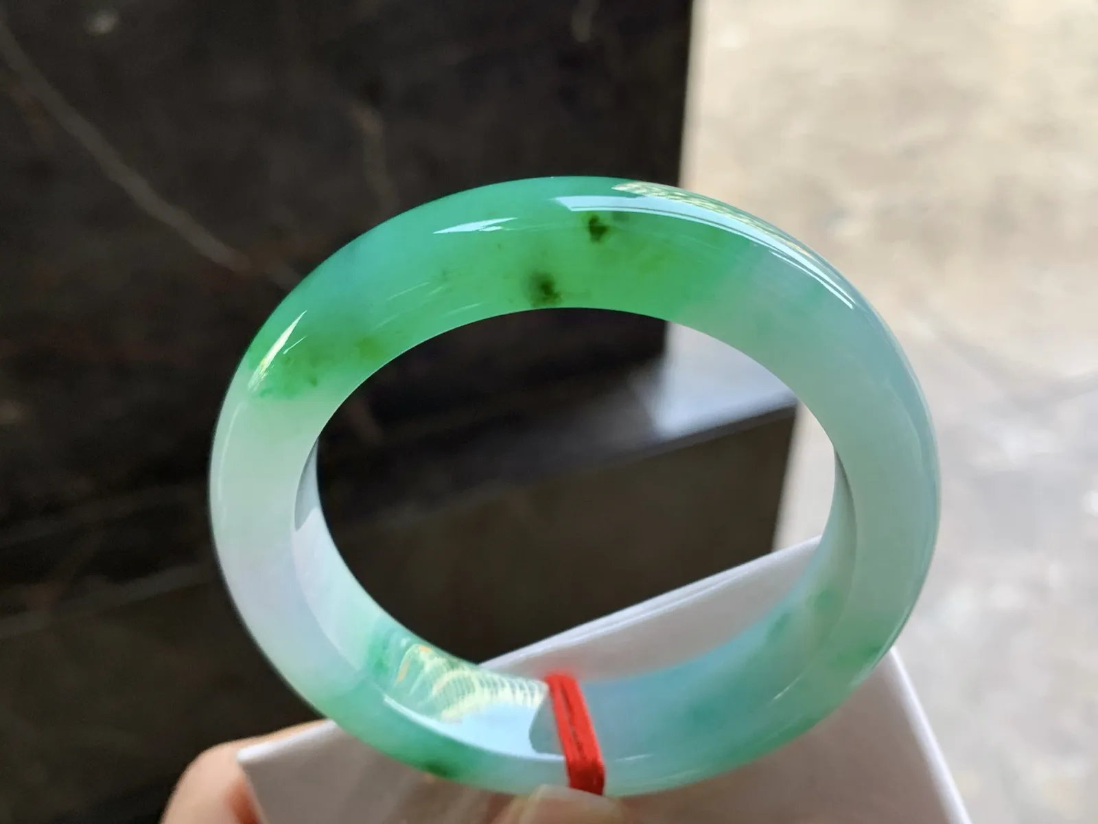 53.5-13.3-9.2

阳绿色手镯^_^颜色鲜艳 玉质温润