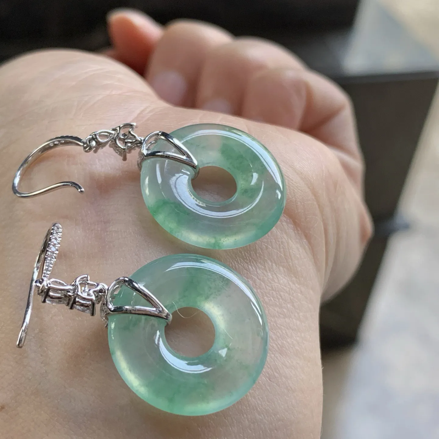 冰绿花甜甜圈耳坠^_^冰透 颜色好看 尺寸裸石19.1-3.9mm