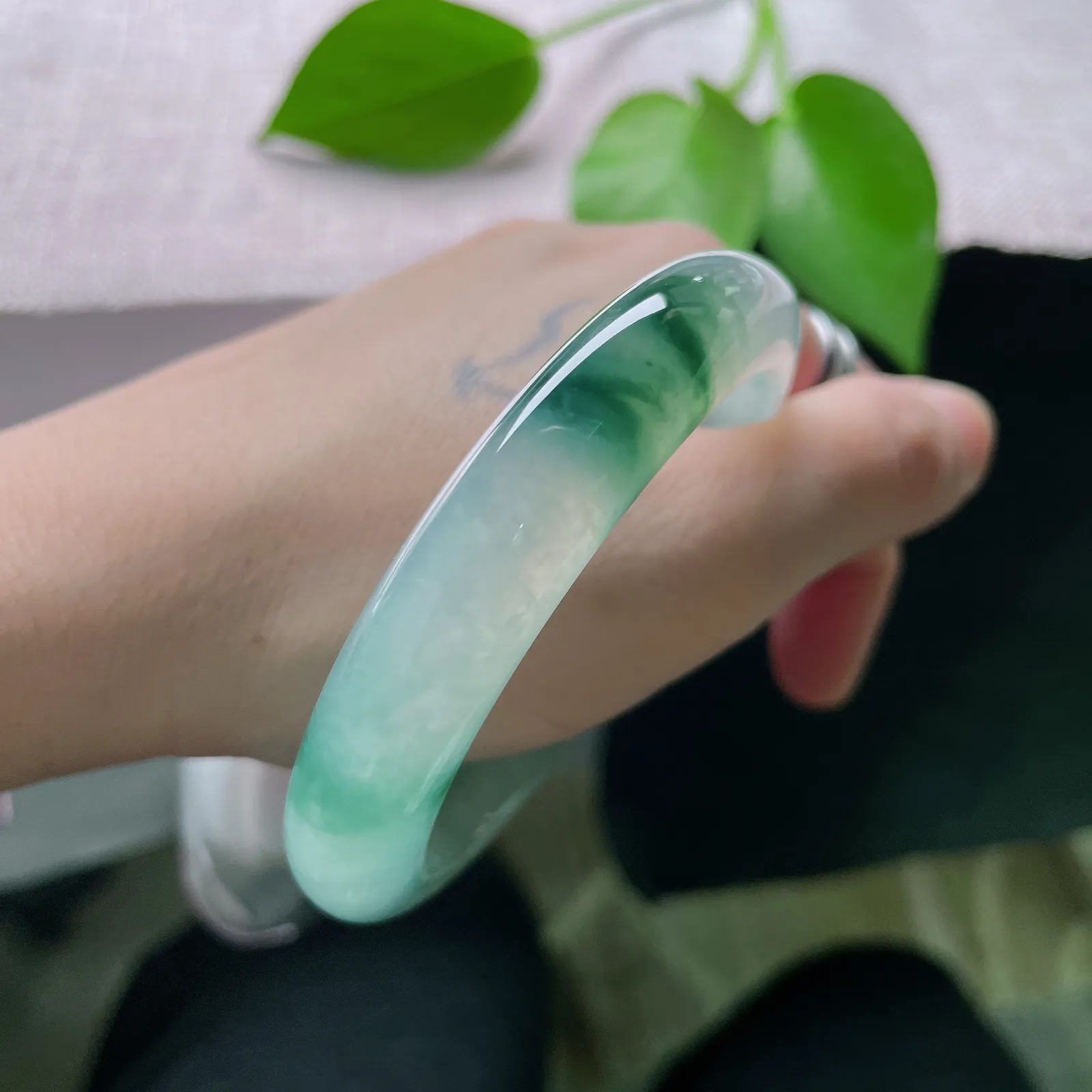 56.3/11.8/8.9，冰飘花正圈，冰润触感沁凉舒适，雅致，将山水意境藏于方寸之间。