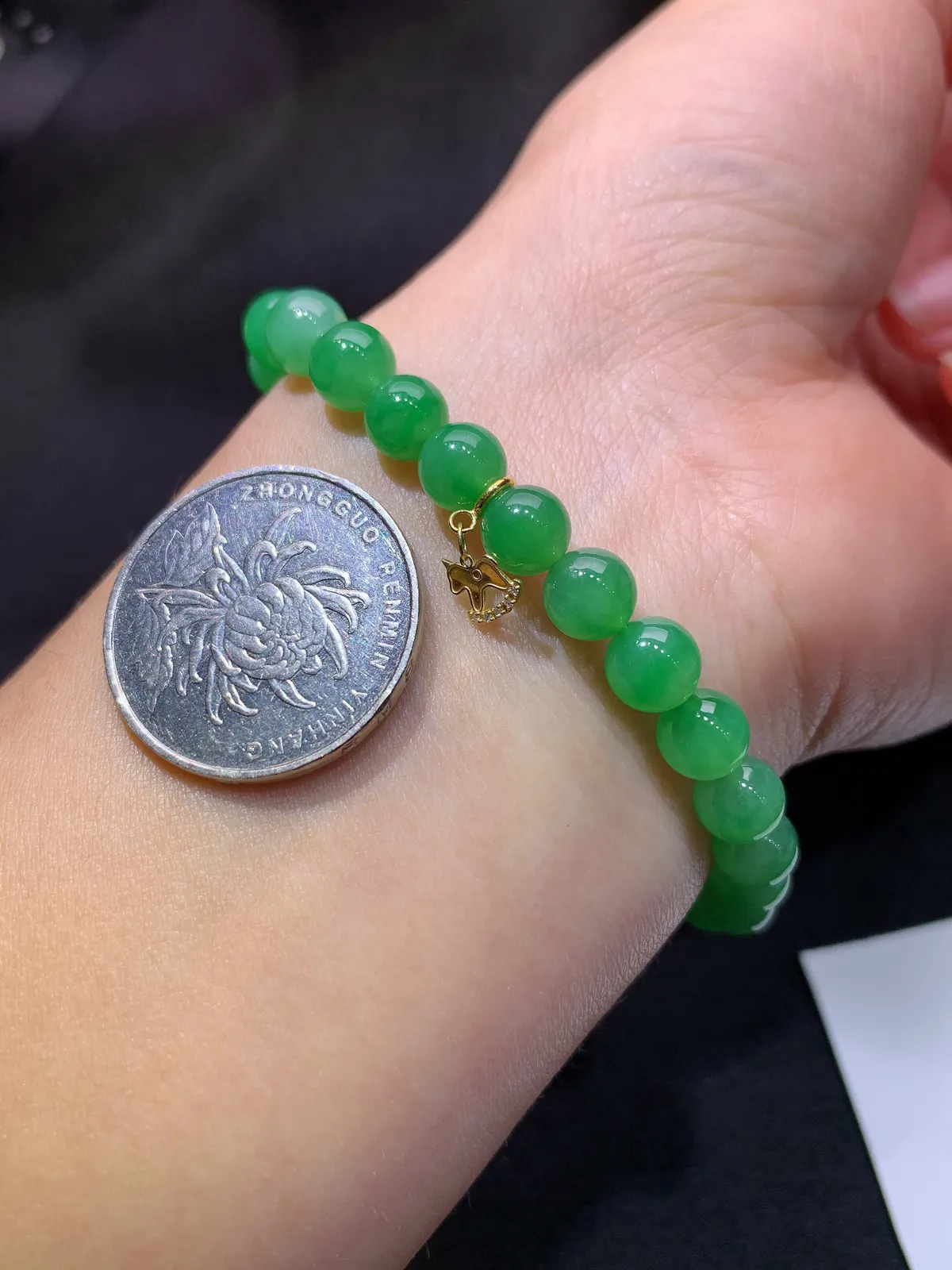 翠绿圆珠手串，手链，冰润色阳，玉质细腻，种水足，Be 直径6.1