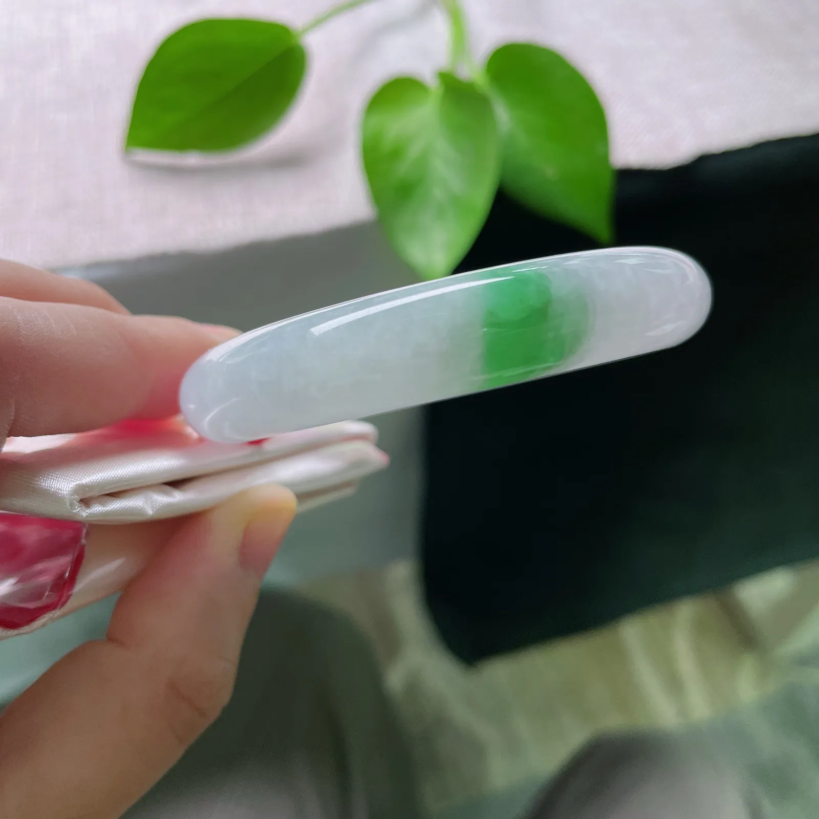 55.3/12/8.6。白底青正圈，种老，以素净底色承载赤诚，以鲜活青绿点亮日常。一点皮纹