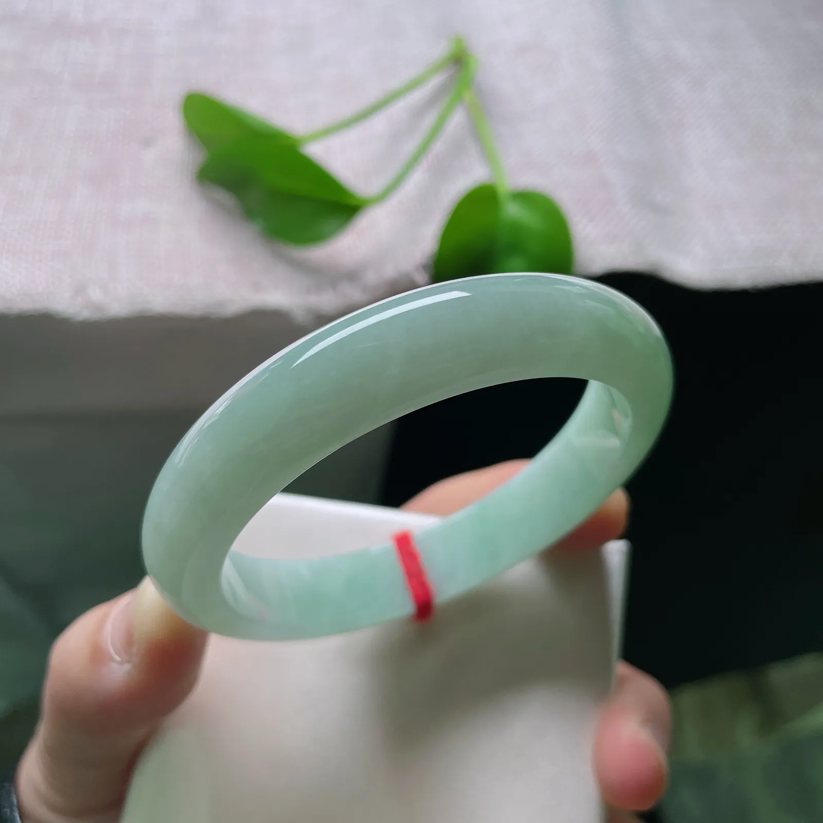 55.6/11.8/8.2，淡绿底正圈，色泽治愈，温润，甜美可人，水头好，一点皮纹