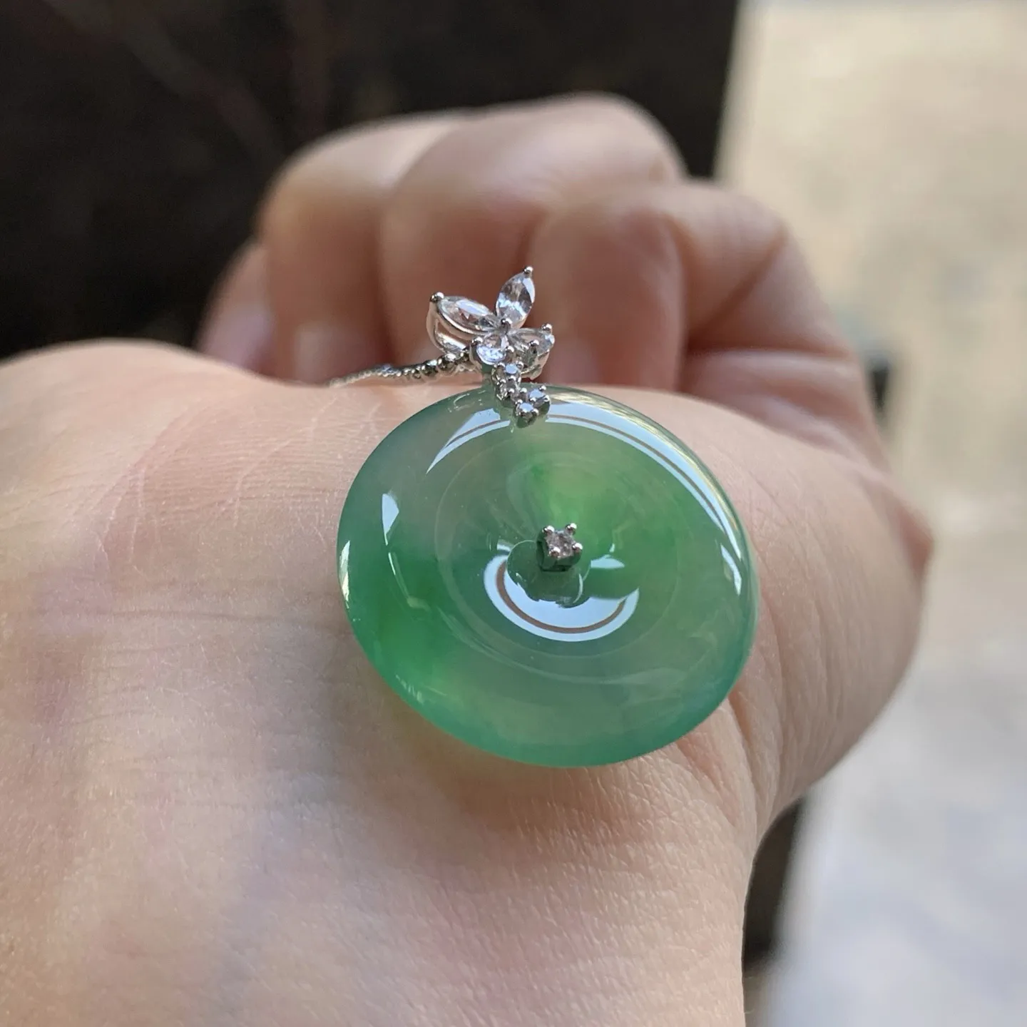 金扣绿色平安扣^_^鲜艳 玉质温润 尺寸20.9-4mm