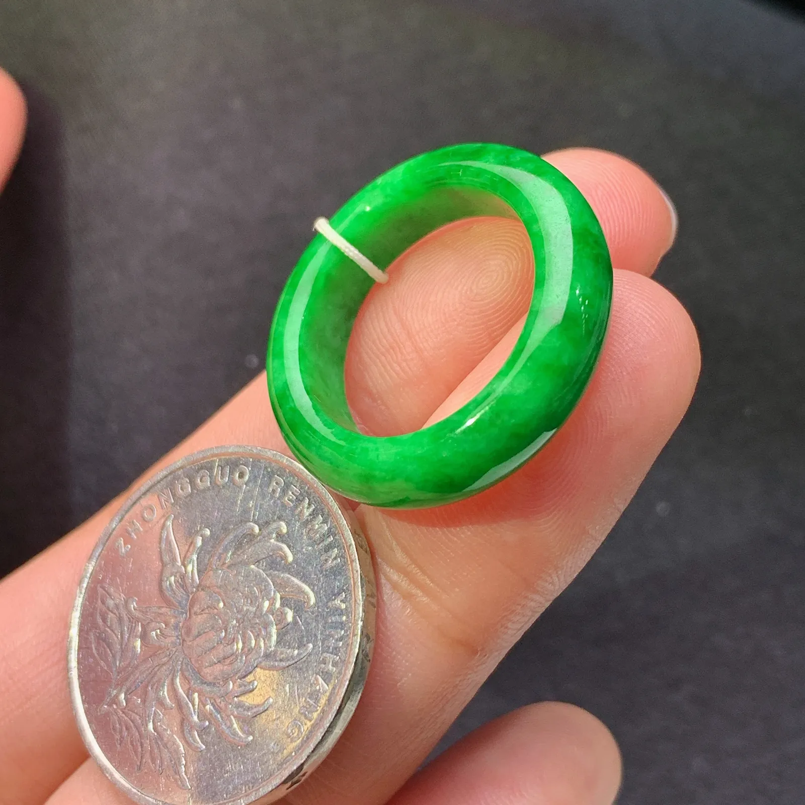 阳绿戒圈，指环，玉质细腻，色泽鲜艳高贵，Xu圈口15宽6.1*厚3.5