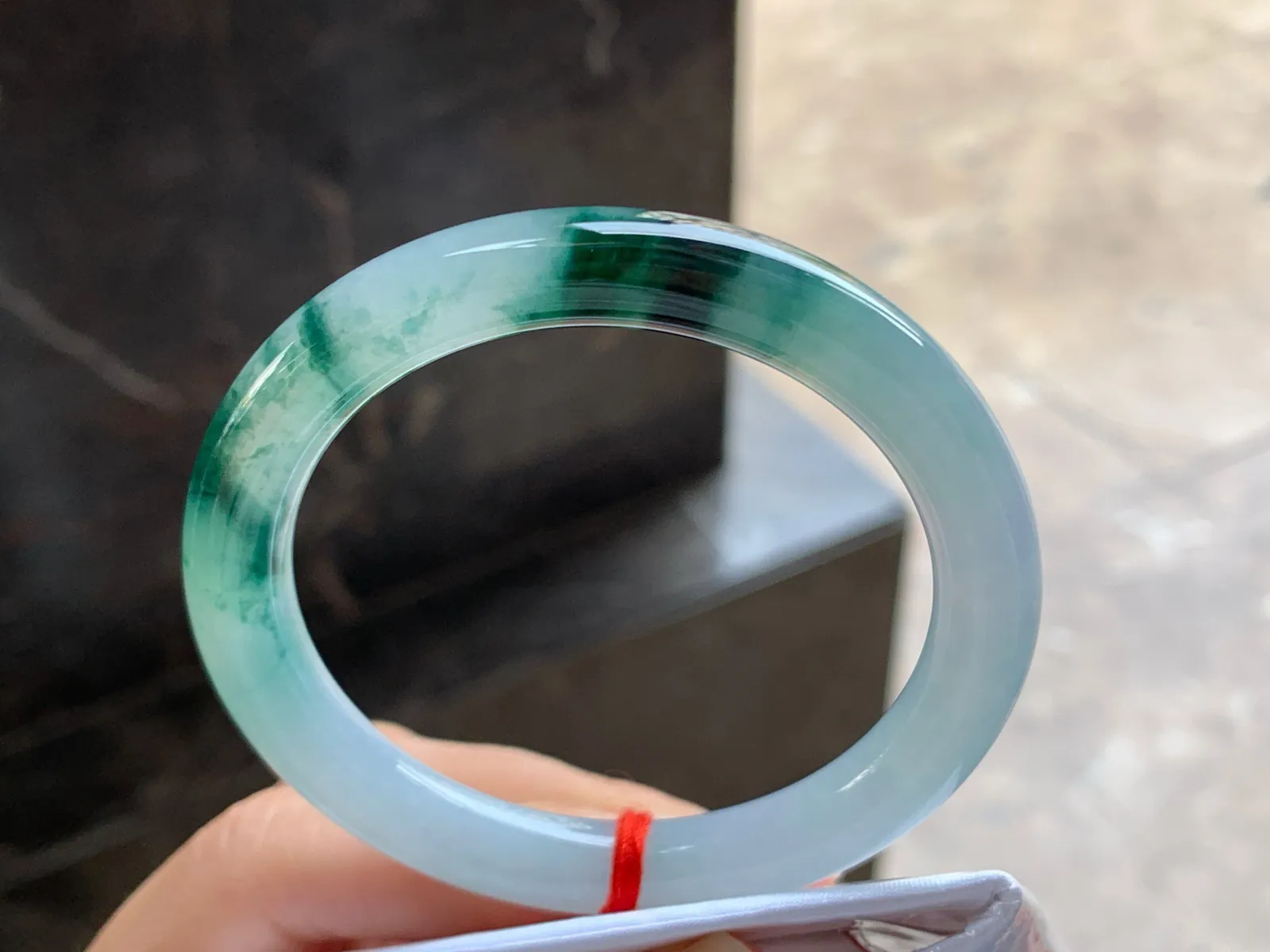 52-8.5

飘花圆条手镯^_^飘花浓郁 玉质温润