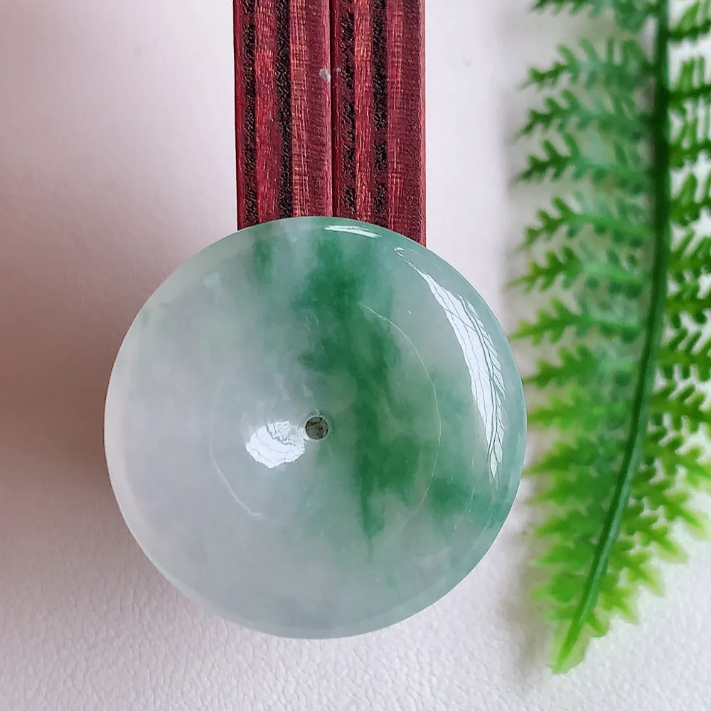 冰润飘花平安扣吊坠，厚装饱满，冰润剔透，细腻水足，种质润泽，飘花灵动，佩戴优雅大气，W400.28   尺寸：30.5-6mm