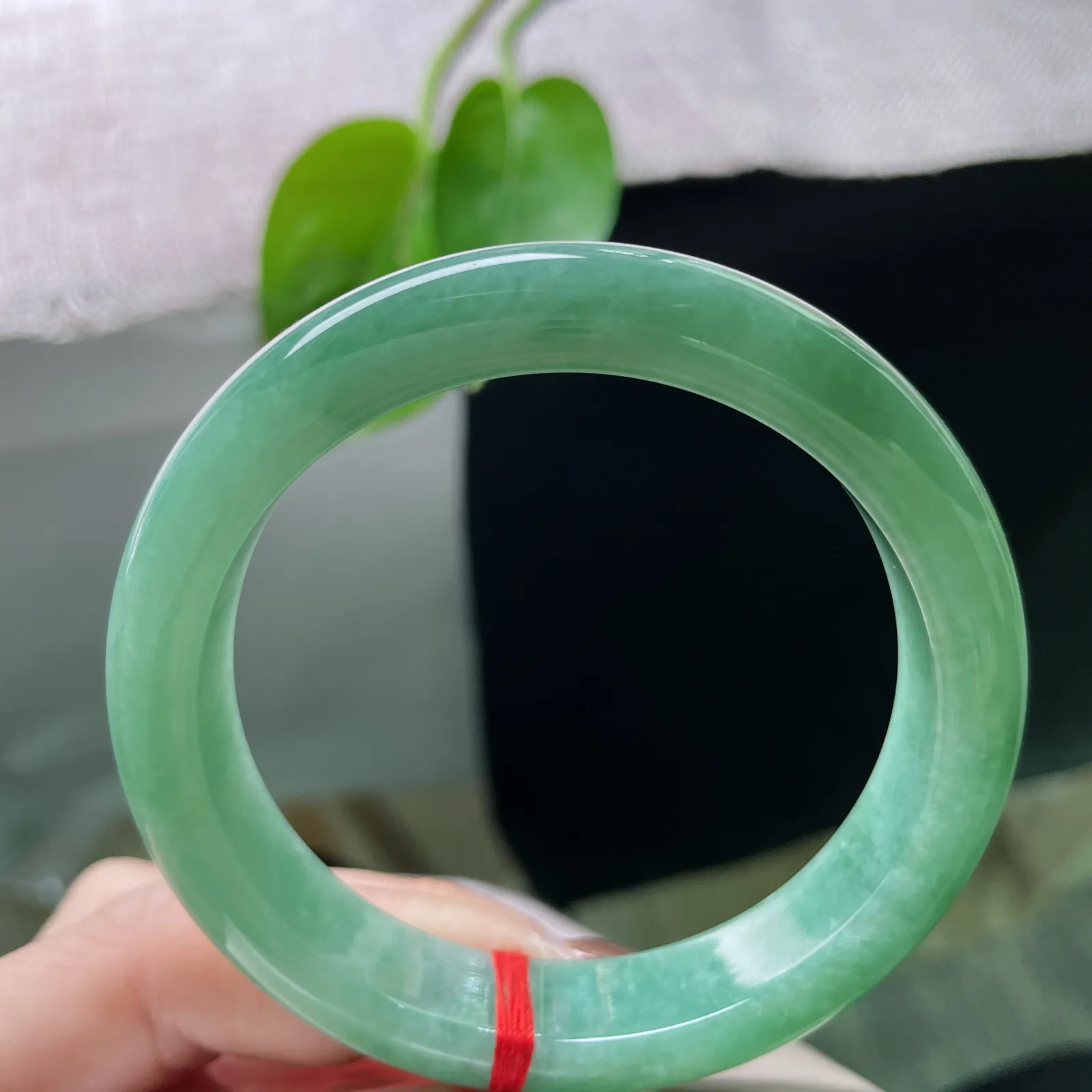 56.9/12.2/8.3，满绿正圈，水润，料子细腻，翠色鲜艳夺目，光彩照人，皮纹