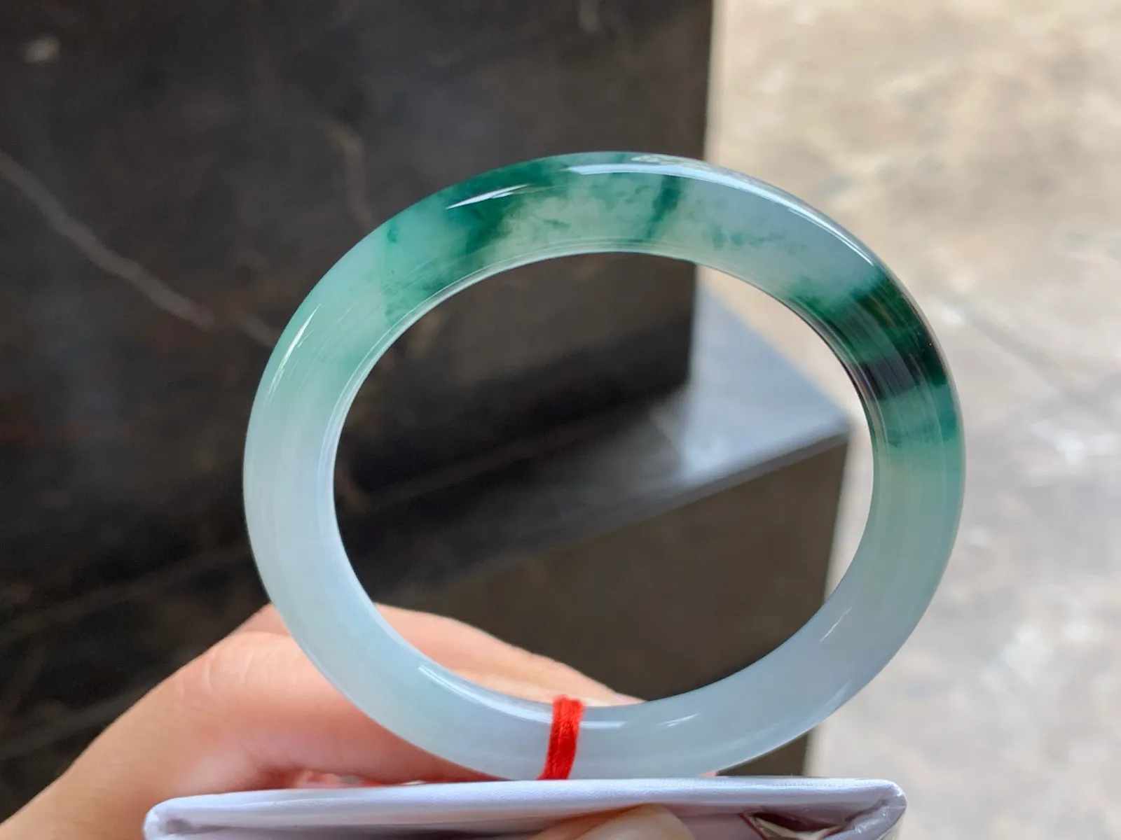 52-8.5

飘花圆条手镯^_^飘花浓郁 玉质温润