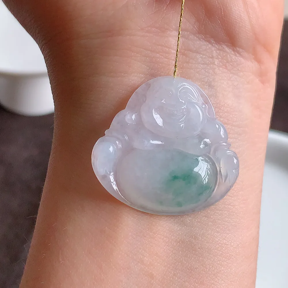 冰润飘花佛公挂件 玉质细腻  精雕弥勒佛，笑佛福耳垂肩，面相喜庆，开怀大笑，憨态可掬。惟妙惟肖，寓意福禄双全，吉祥美满，笑口常开 W400.28 尺寸：30.5-33-5.5mm