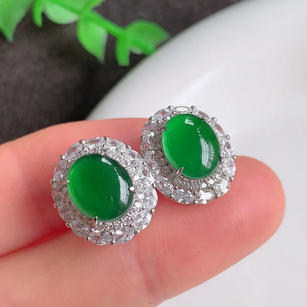 冰透满绿翡翠925银镶嵌耳钉，自然光实拍，翠色灵动，颜色漂亮，种老水足，品相佳，佩戴佳品！W815.28  取一尺寸：15.5-13.6-8mm  裸石尺寸：10-8mm