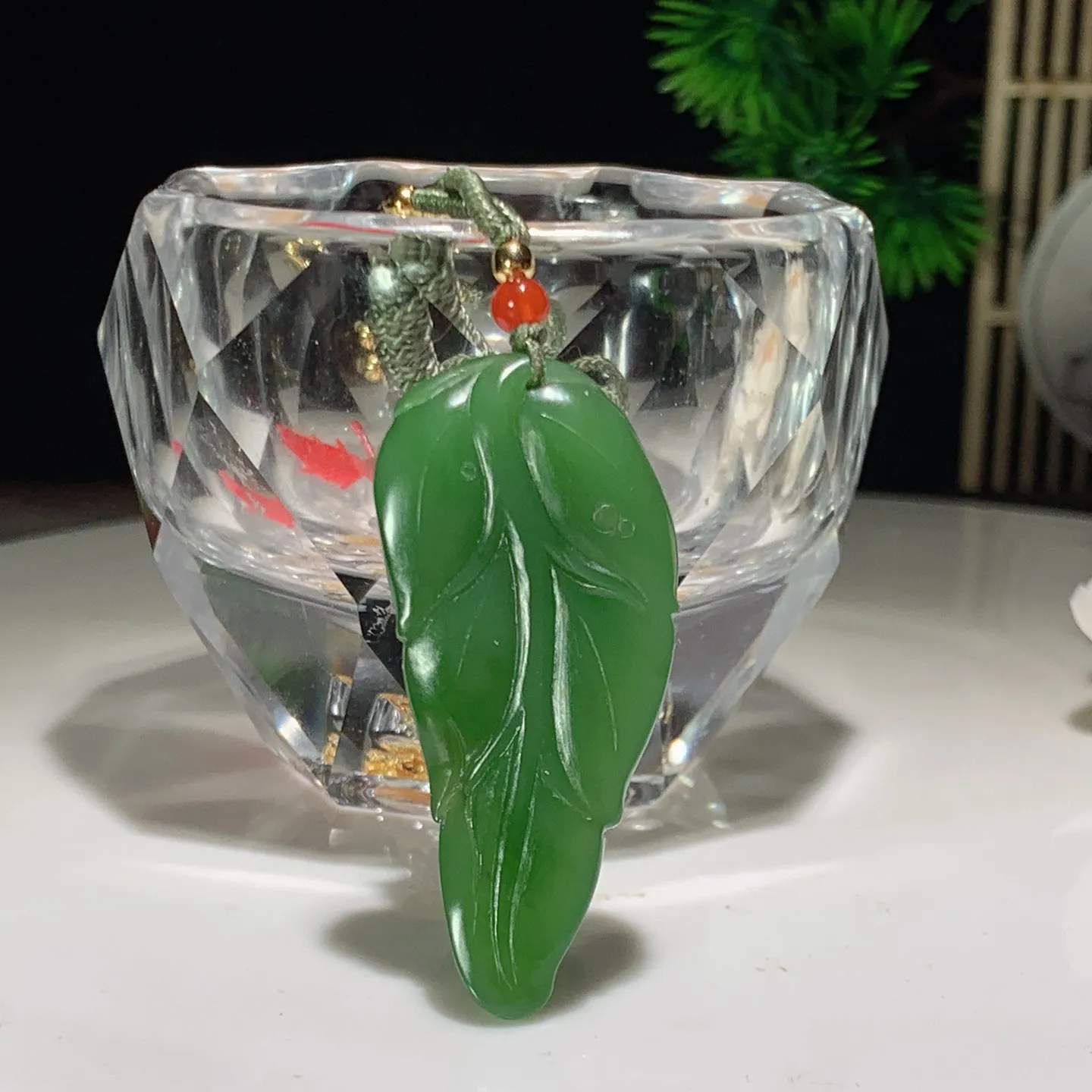 和田玉阳绿俄罗斯碧玉金枝玉叶挂件 尺寸44/20/8重11克 玉质细腻油润 底色纯净 脂粉好，品质好。lt260228