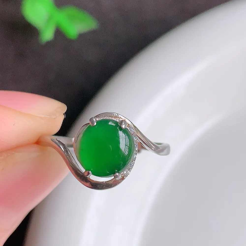 冰润满绿精美翡翠戒指  玉质细腻  冰清玉润  飘花灵动  颜色漂亮  W815.28 尺寸：18-10-8mm  裸石尺寸：7.5mm