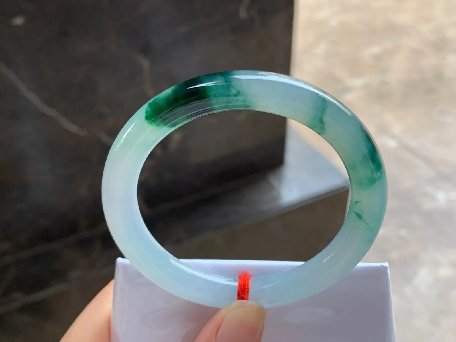 52-8.5

飘花圆条手镯^_^飘花浓郁 玉质温润