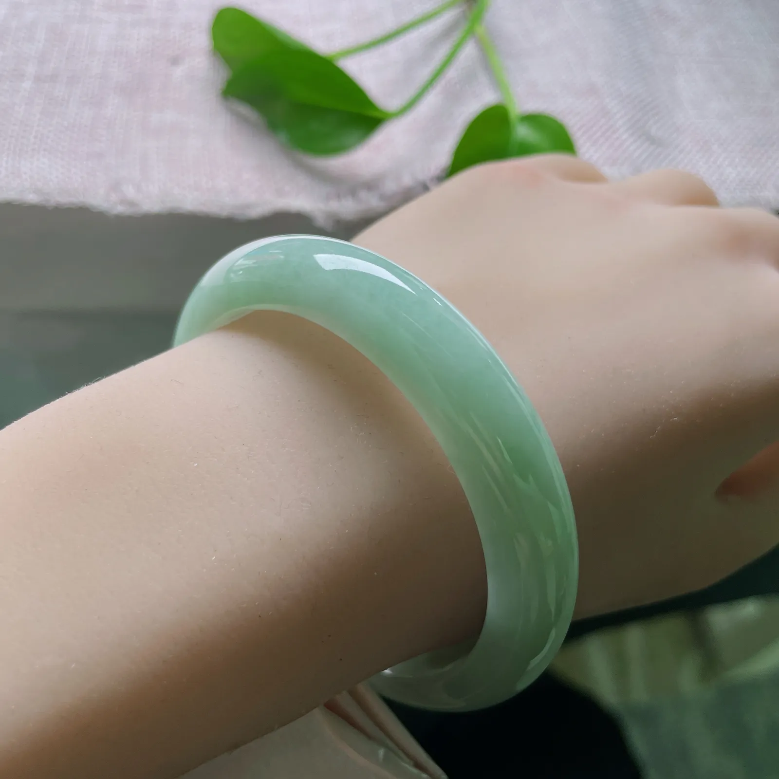 55.6/11.8/8.2，淡绿底正圈，色泽治愈，温润，甜美可人，水头好，一点皮纹