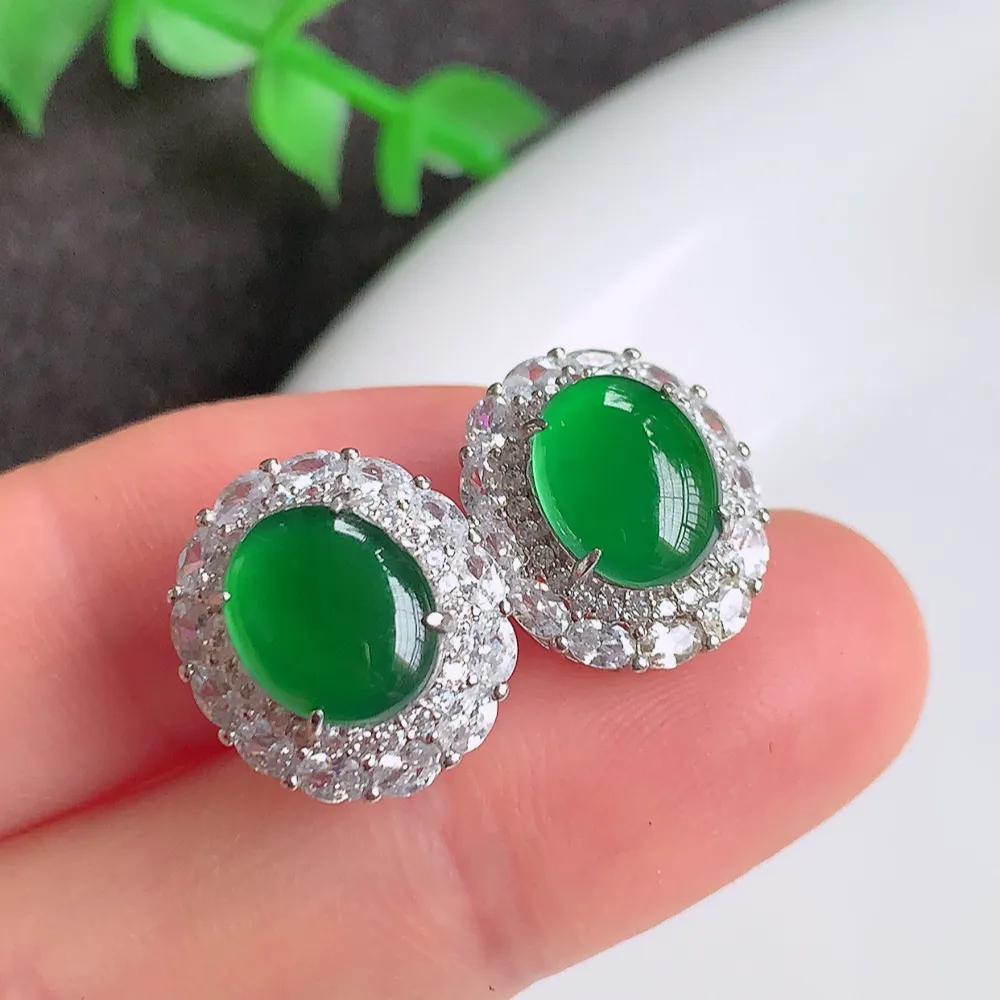 冰透满绿翡翠925银镶嵌耳钉，自然光实拍，翠色灵动，颜色漂亮，种老水足，品相佳，佩戴佳品！W815.28  取一尺寸：15.5-13.6-8mm  裸石尺寸：10-8mm