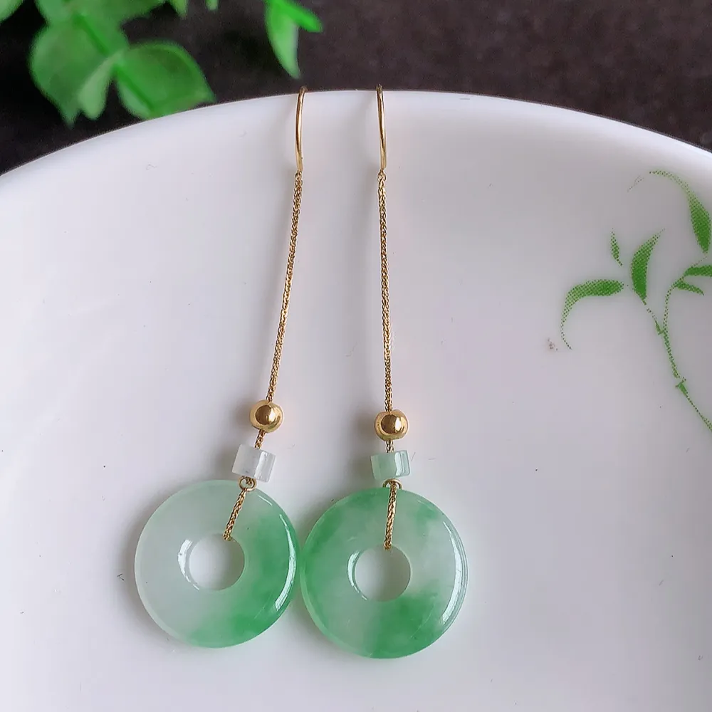 18k金冰透满绿翡翠耳坠，自然光实拍，翠色灵动，颜色漂亮，种老水足，品相佳，佩戴佳品！W41.28  取一尺寸：17-14.3-2.5mm  裸石尺寸：14.3-2.5mm