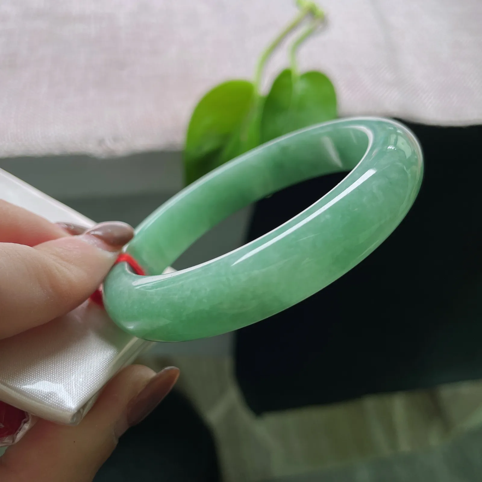 56.9/12.2/8.3，满绿正圈，水润，料子细腻，翠色鲜艳夺目，光彩照人，皮纹