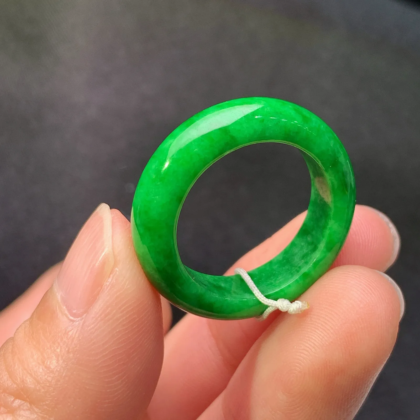 阳绿戒圈，指环，玉质细腻，色泽鲜艳高贵，Xu圈口15宽6.1*厚3.5