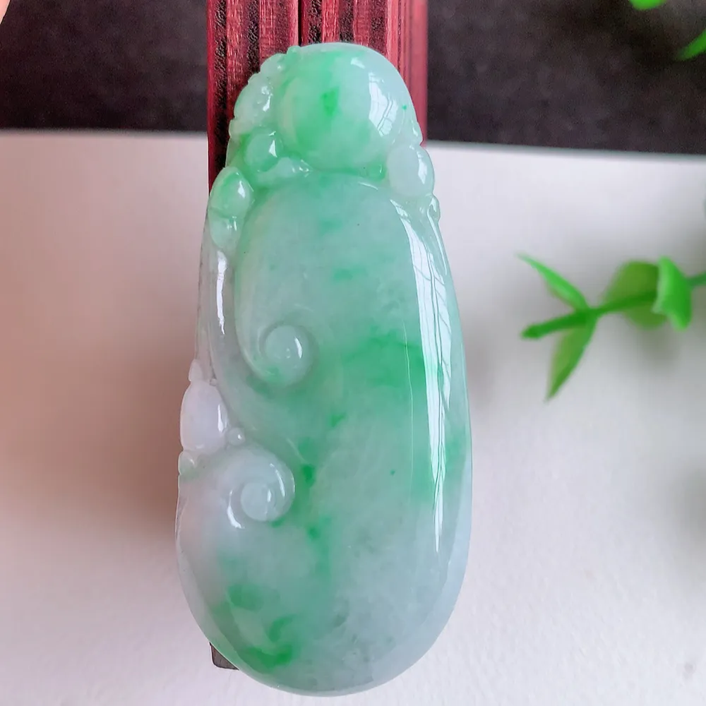 冰润飘阳绿吉祥如意翡翠吊坠  寓意“万事如意，吉祥如意,福寿绵长 心想事成”饱满大气，通透水润  W140.28  尺寸： 48.8-22.7-6mm