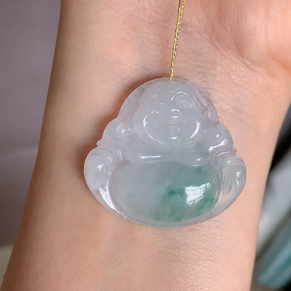 冰润飘花佛公挂件 玉质细腻  精雕弥勒佛，笑佛福耳垂肩，面相喜庆，开怀大笑，憨态可掬。惟妙惟肖，寓意福禄双全，吉祥美满，笑口常开 W400.28 尺寸：30.5-33-5.5mm