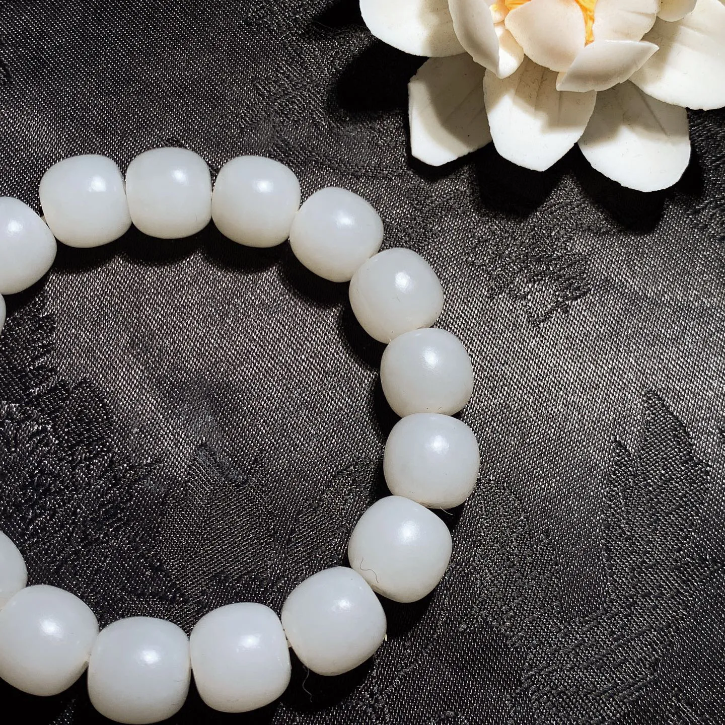 新疆和田玉老型珠手串 单颗尺寸11:12重44克。玉质细腻油润。手推出油。佩戴高端典雅。lt260228