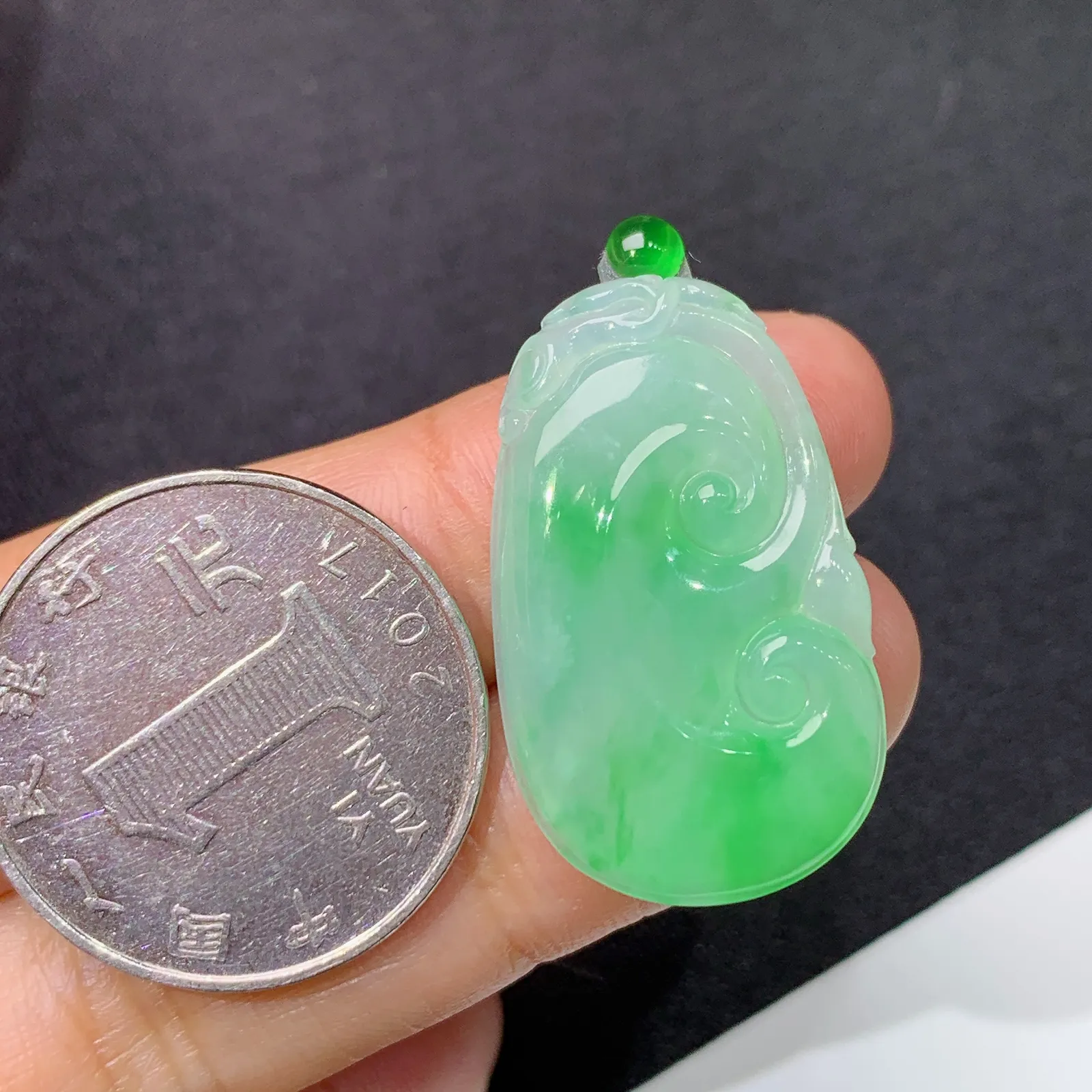 冰飘绿如意，镶嵌佳品，冰润色阳，玉质细腻，种水足，Xg 尺寸29.6*17.8*3.6