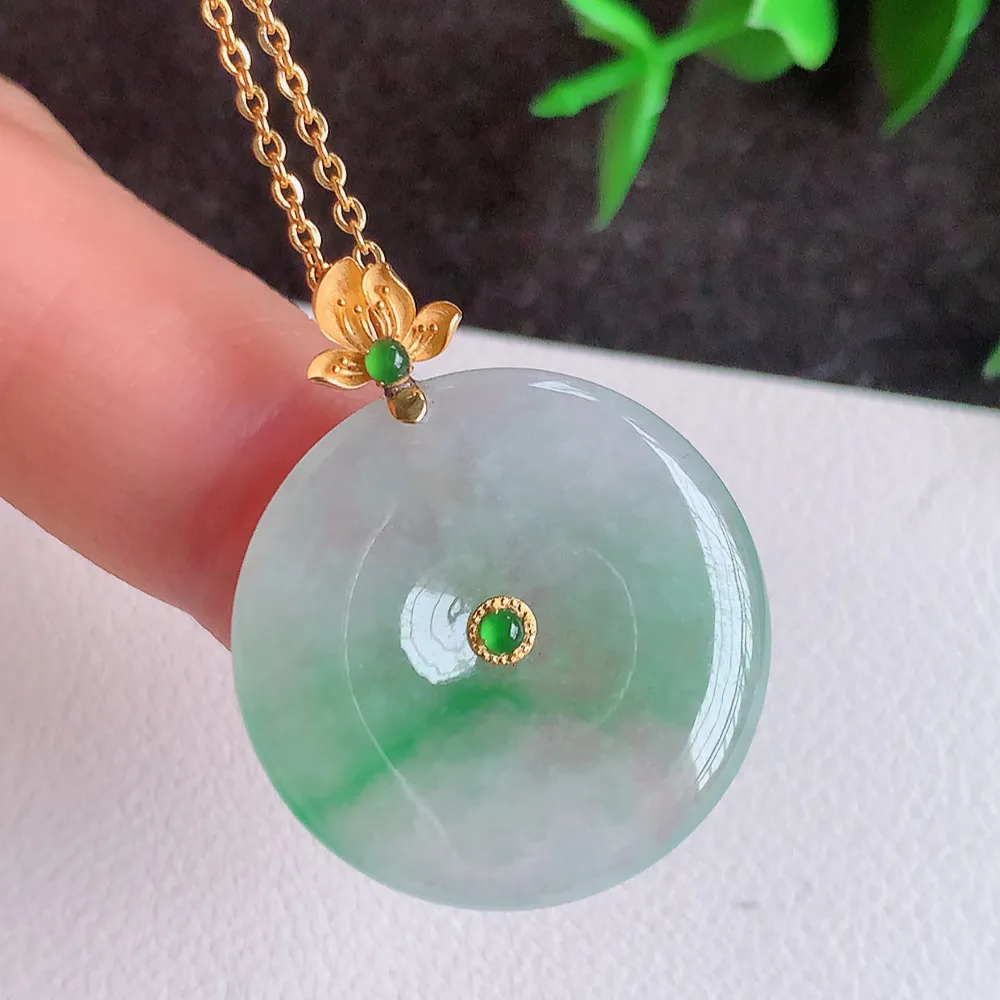 18k金冰润飘绿平安扣吊坠，厚装饱满，冰润剔透，细腻水足，种质润泽，飘花灵动，佩戴优雅大气，W41.28   整体尺寸：30.5-24.2-3.6mm   裸石尺寸：24.2-3.6mm