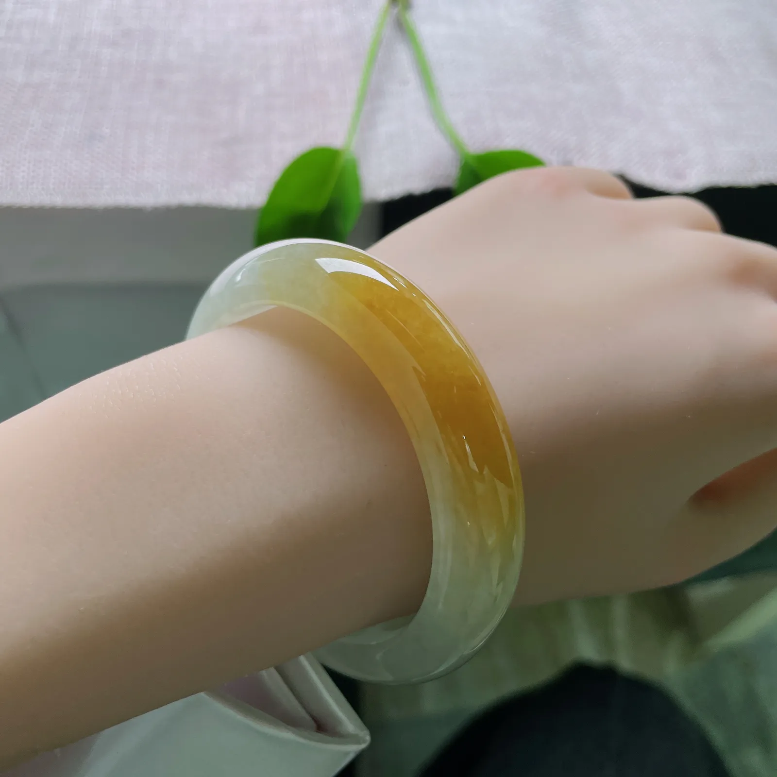 54/13.6/8.6，冰黄翡正圈，冰润如秋水，黄韵若朝晖，是时光沉淀的温柔与明亮。