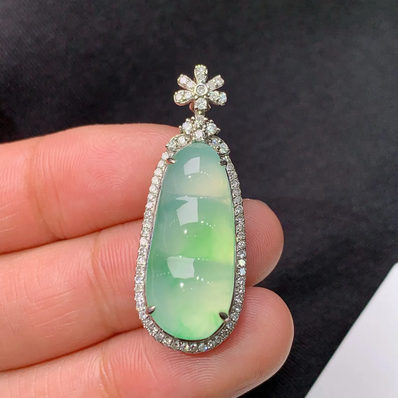 冰飘绿福豆吊坠，18k金钻镶嵌，冰润饱满，玉质细腻，种水足，Tl整体尺寸34.8*13*7.8