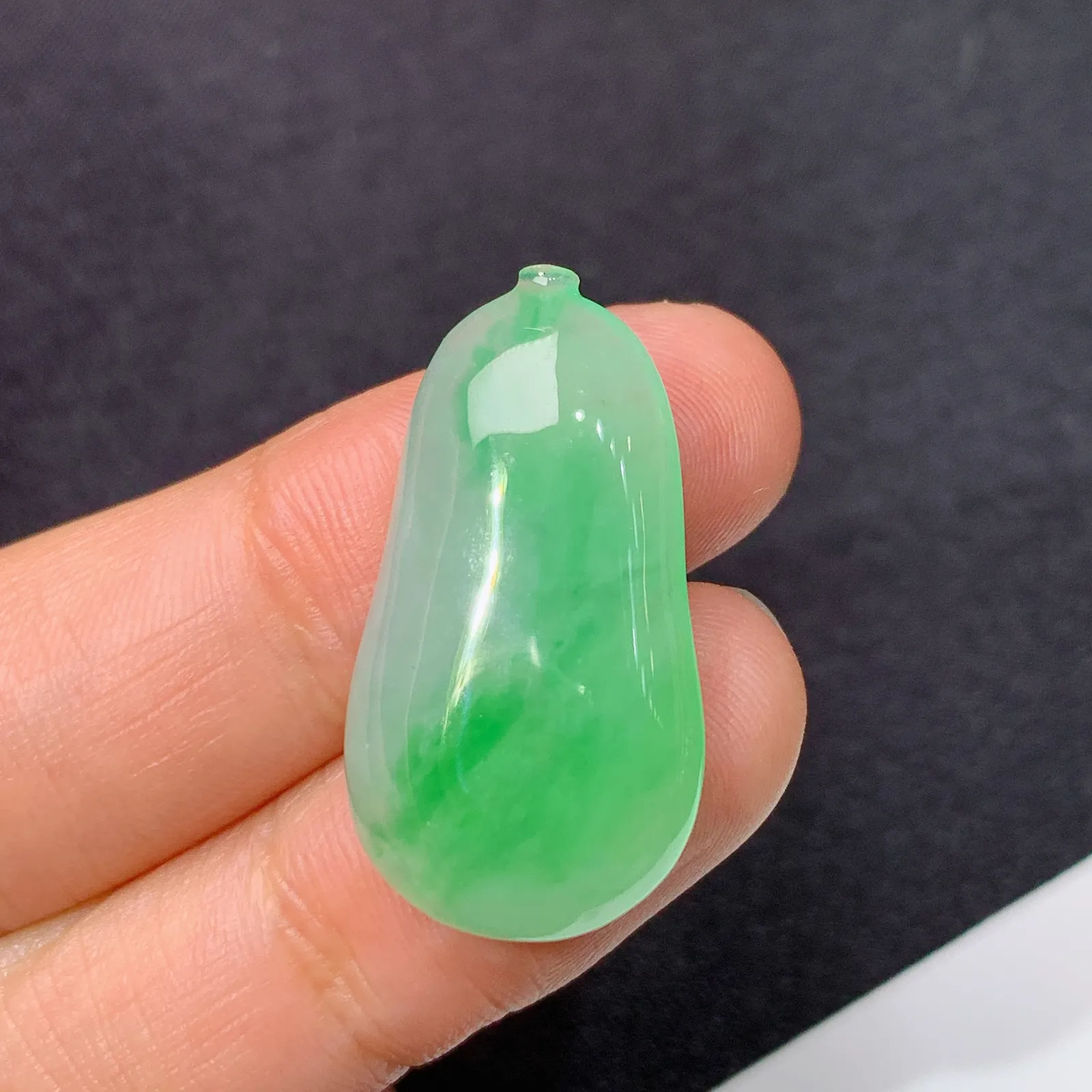 冰飘绿福瓜，镶嵌佳品，冰润色阳，玉质细腻，种水足，Xg 尺寸27.7*15*4.8