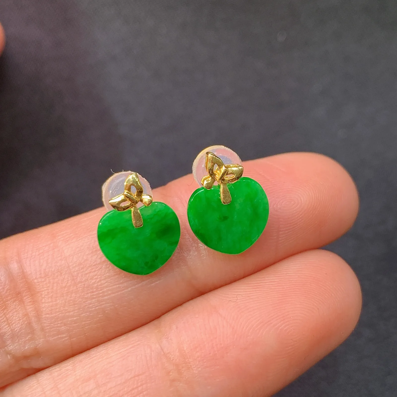 阳绿爱心耳钉，18k金镶嵌，简约时尚，冰润色阳，Xyg取一裸石尺寸7.6*8.7*1.1