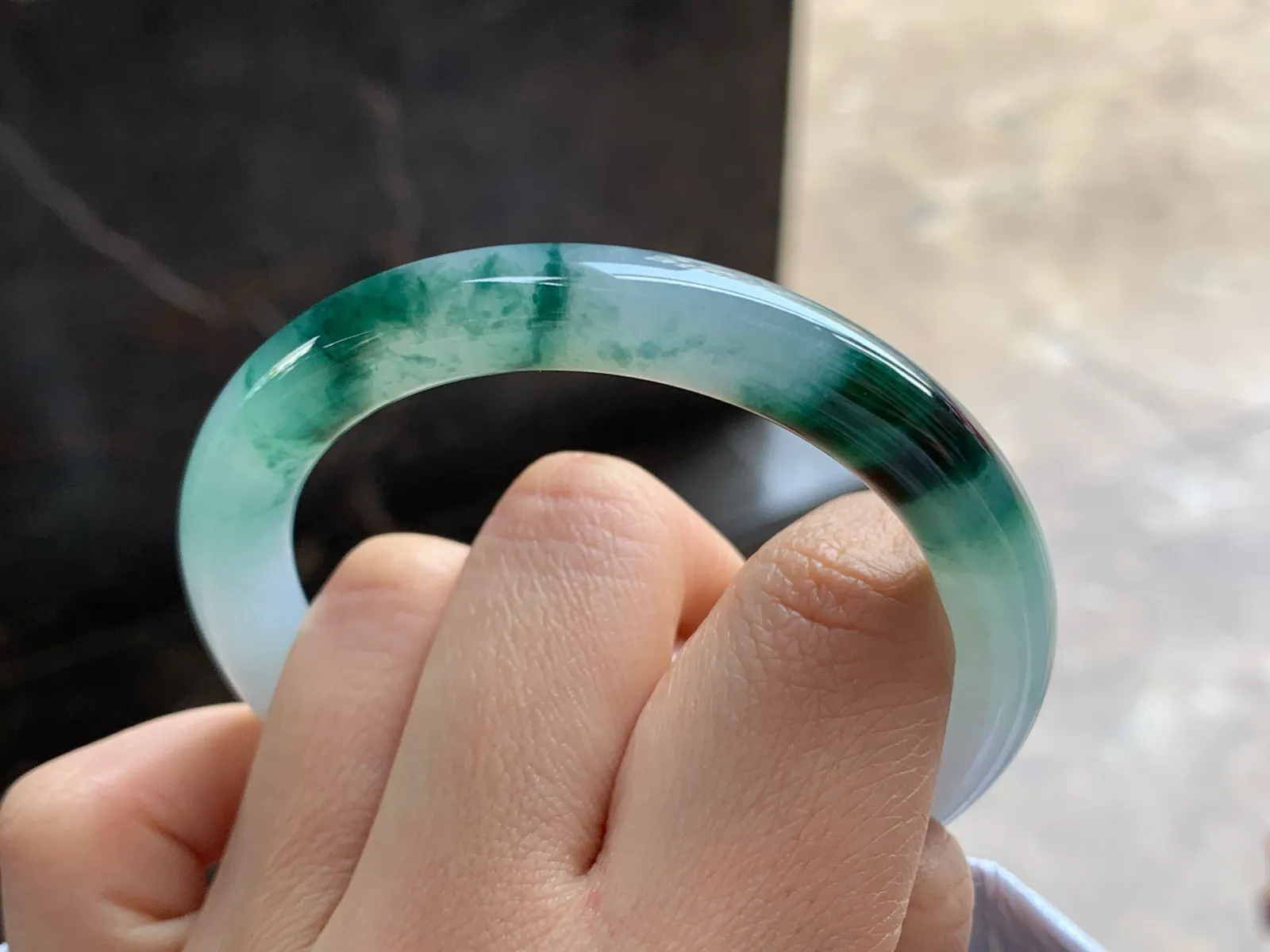 52-8.5

飘花圆条手镯^_^飘花浓郁 玉质温润