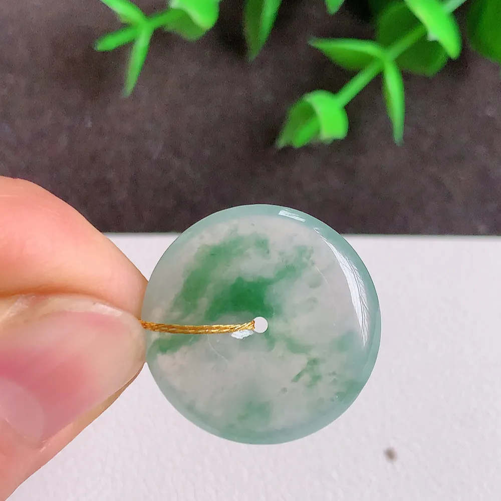 冰润飘花平安扣吊坠，厚装饱满，冰润剔透，细腻水足，种质润泽，飘花灵动，佩戴优雅大气，W400.28   尺寸：23-4.6mm