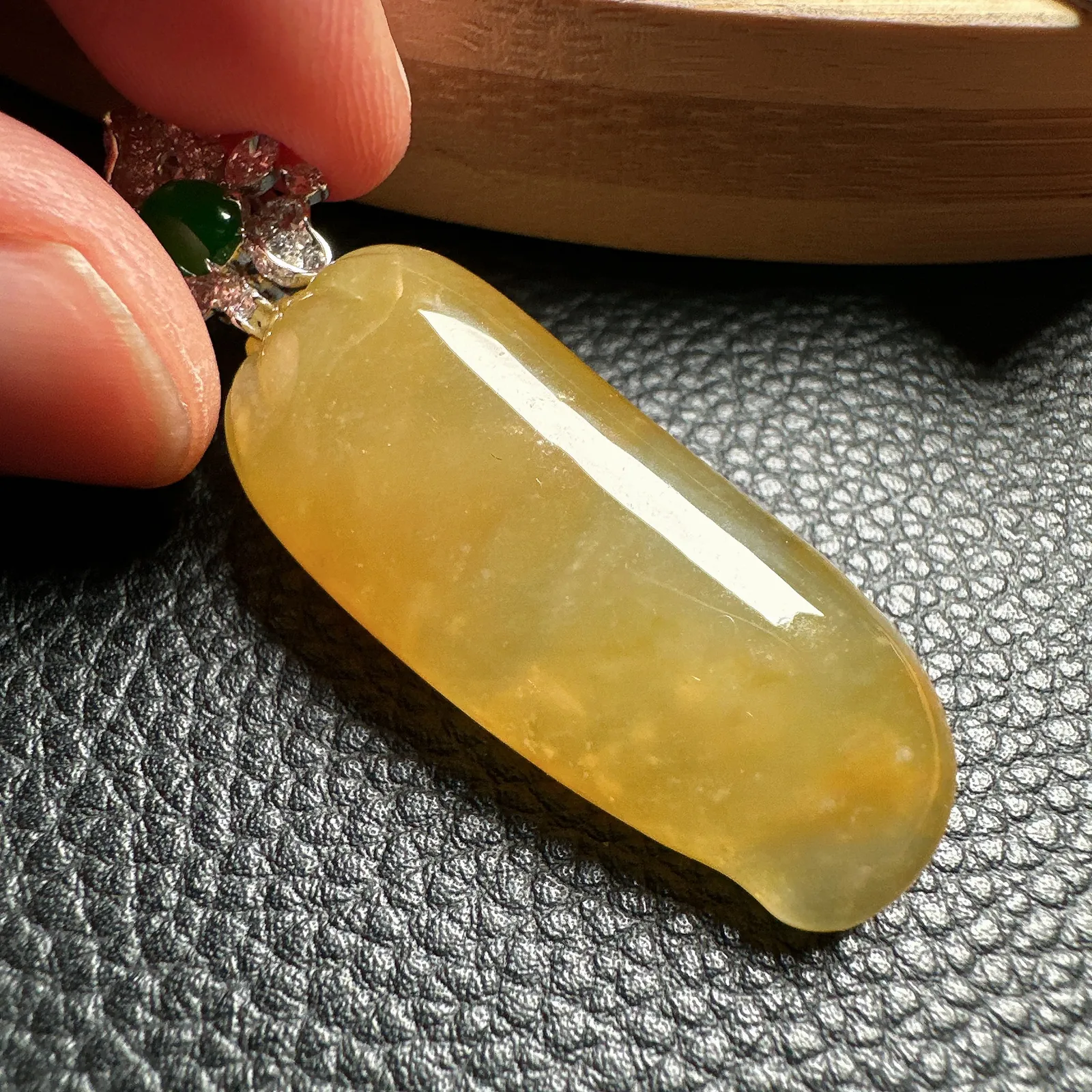 【冰黄】天然色冰黄大福瓜，稀缺度拉满，可遇不可求，冰种料子，饱满圆润，种老肉细，18K金扣头镶嵌。裸石尺寸40.5*16.7*7.5毫米。