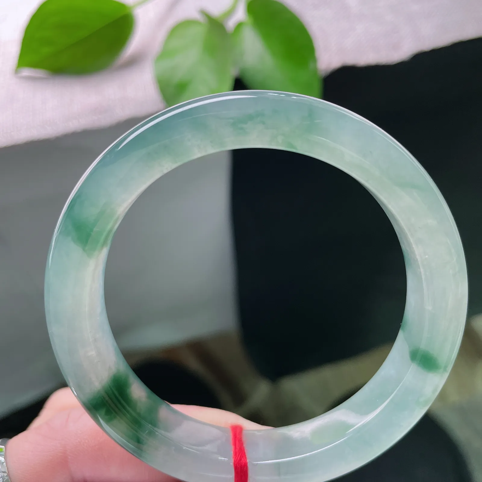 56.3/11.8/8.9，冰飘花正圈，冰润触感沁凉舒适，雅致，将山水意境藏于方寸之间。