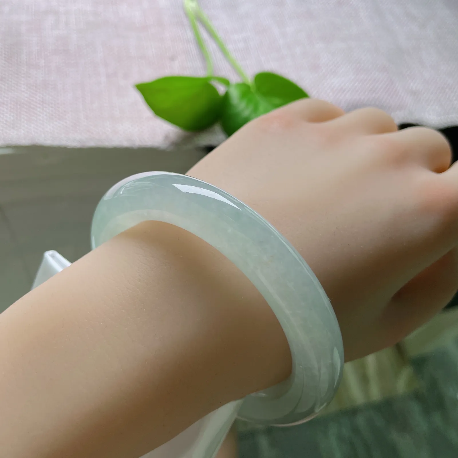 57.3/11.7，冰晴底圆条，清透立骨，柔和养韵，像一句未说尽的诗，留白处皆是余味