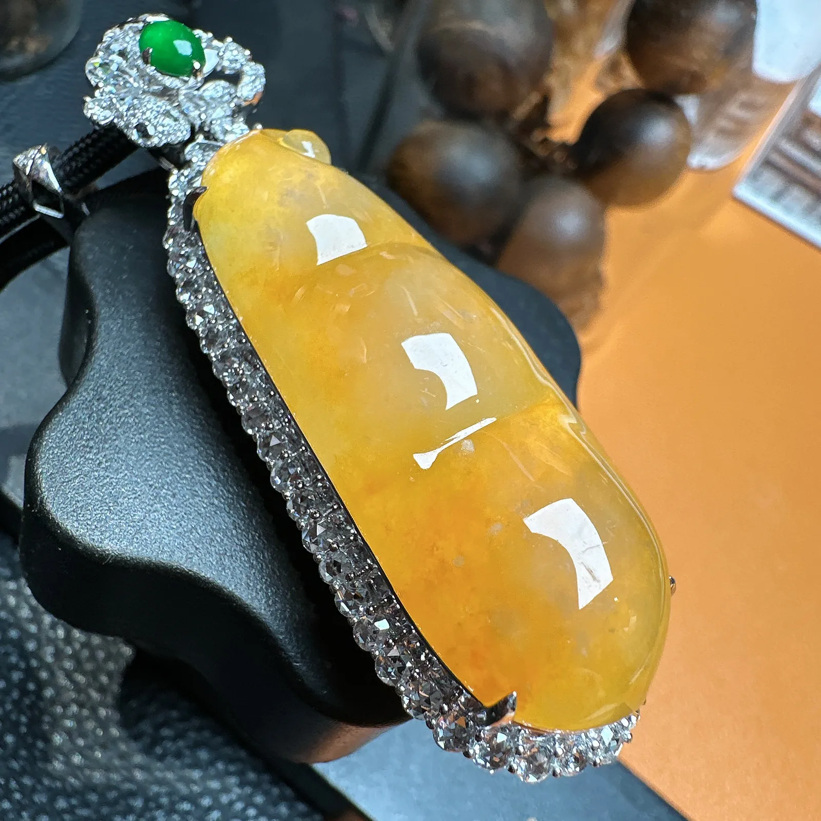 冰黄大福豆，达到冰种的大件黄翡料子，无纹无裂，天然色泽，稀缺品，裸石尺寸42.1*16.4*7.8毫