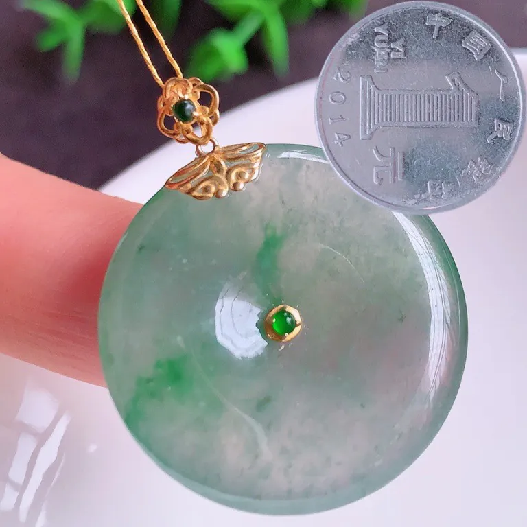 18k金冰润飘花平安扣吊坠，厚装饱满，冰润剔透，细腻水足，种质润泽，飘花灵动，佩戴优雅大气，W400.28   尺寸：35-28.5-5.5mm  裸石尺寸：28.5-5.5mm