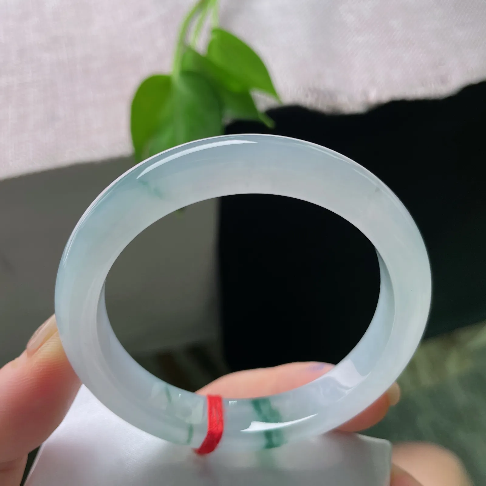 53.8/10.6/7.6冰飘花正圈，胶润，冰底澄澈如冻泉初开，飘花似墨痕晕染