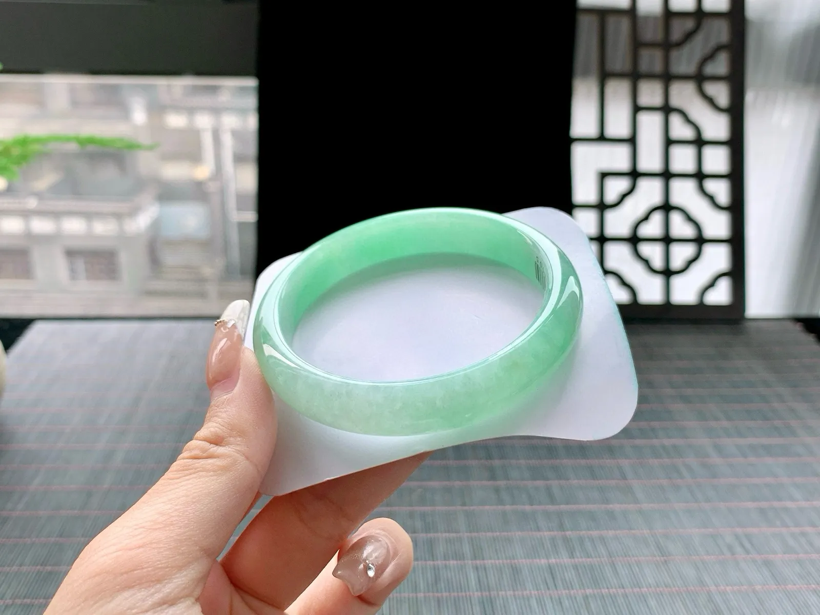 果绿正圈手镯
尺寸：60.5-12.3-7.7