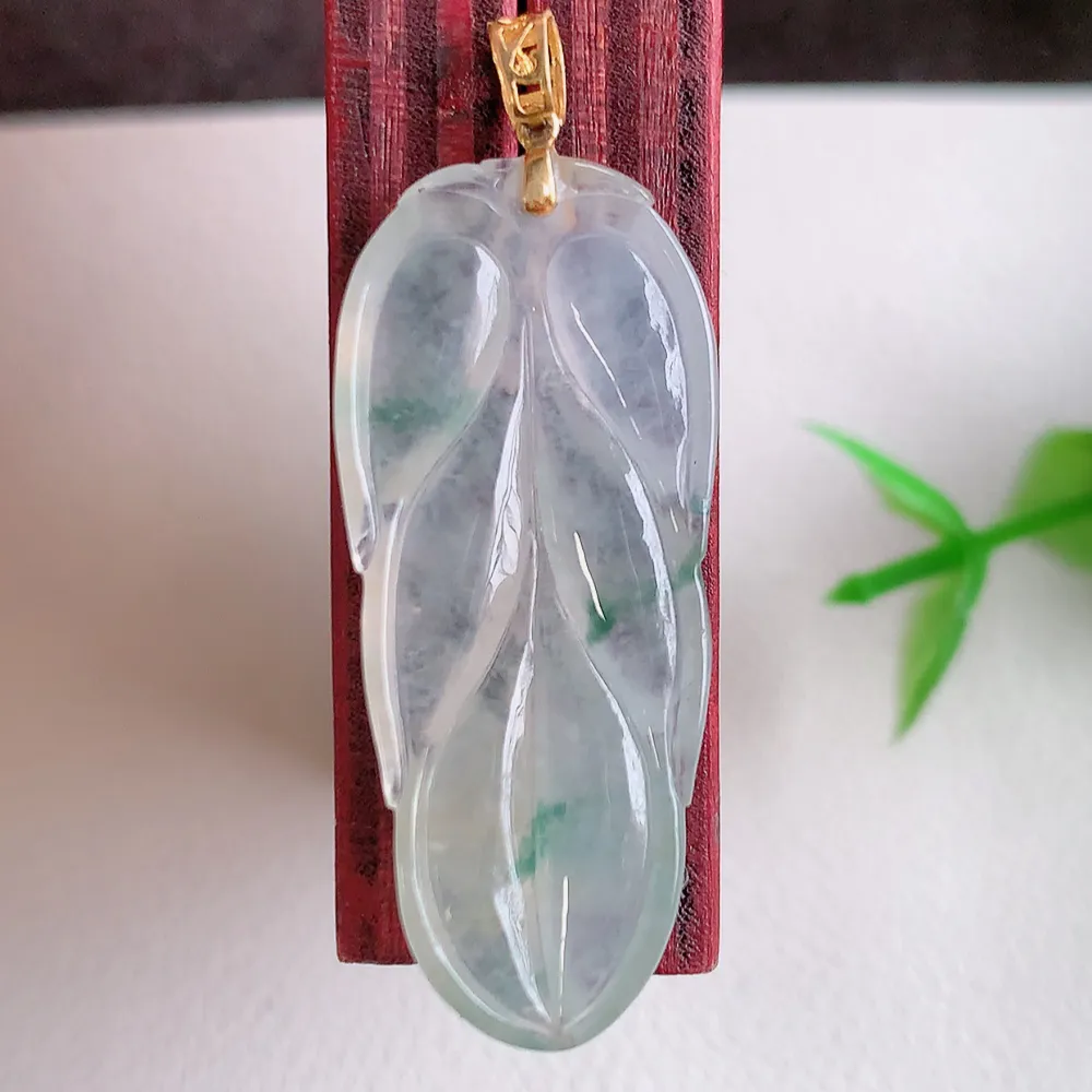 18k金扣冰润飘花金枝玉叶翡翠吊坠  老种起胶感  飘花灵动  寓意“金枝玉叶，大业有成，一夜成名”  饱满大气，水润通透。W40.28 尺寸：31-13.5-4.4mm