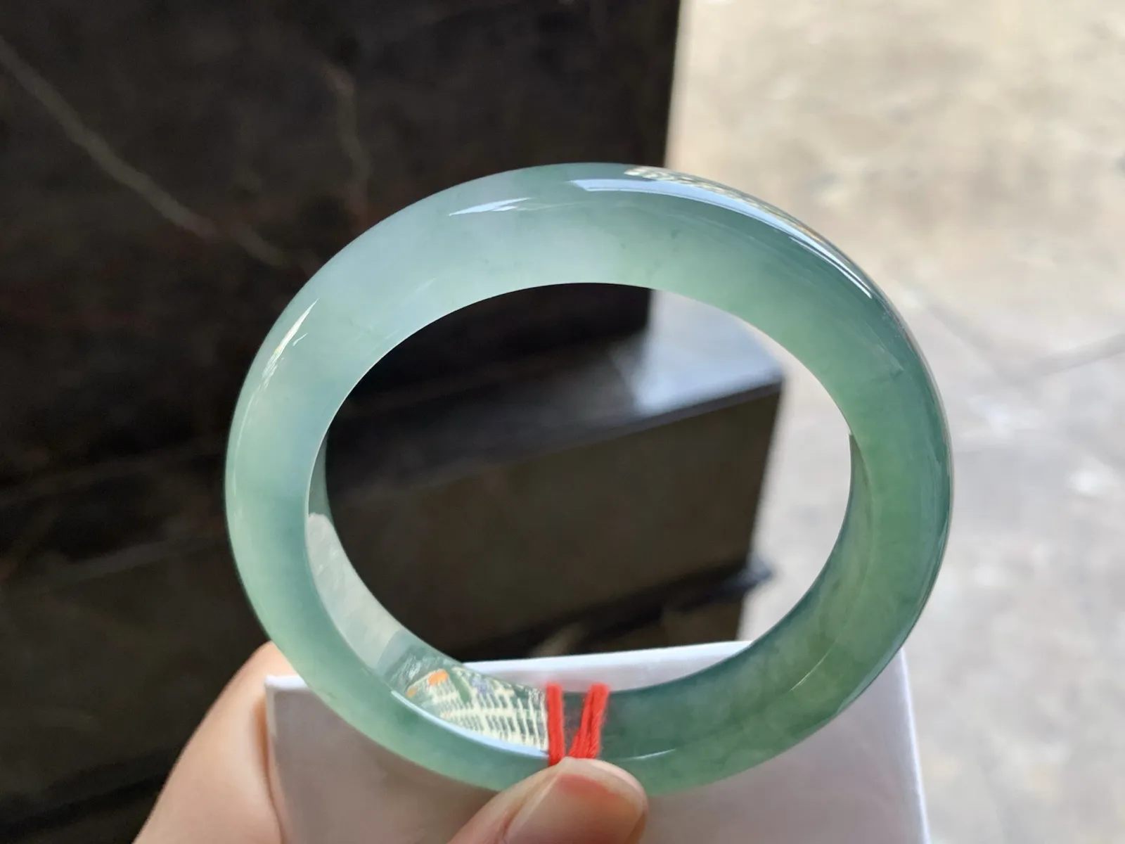 55-12.8-9.2

冰种晴水橄榄绿手镯^_^种水透亮