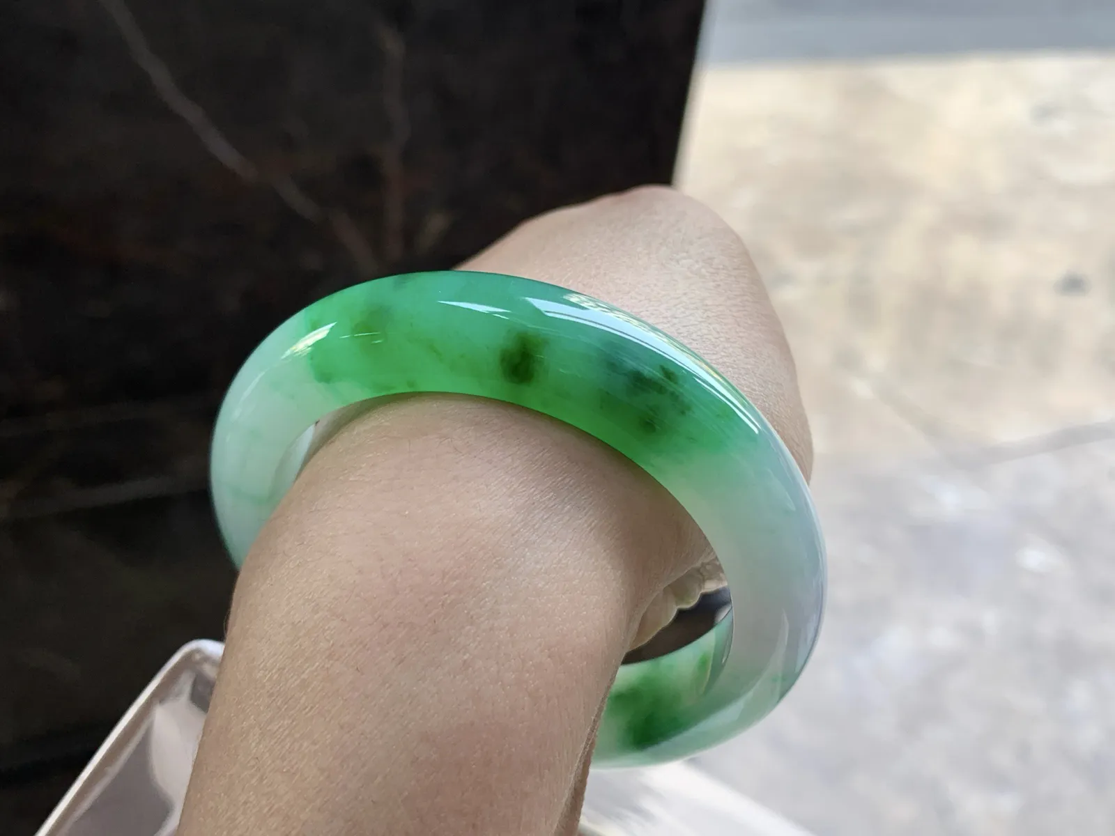 53.5-13.3-9.2

阳绿色手镯^_^颜色鲜艳 玉质温润