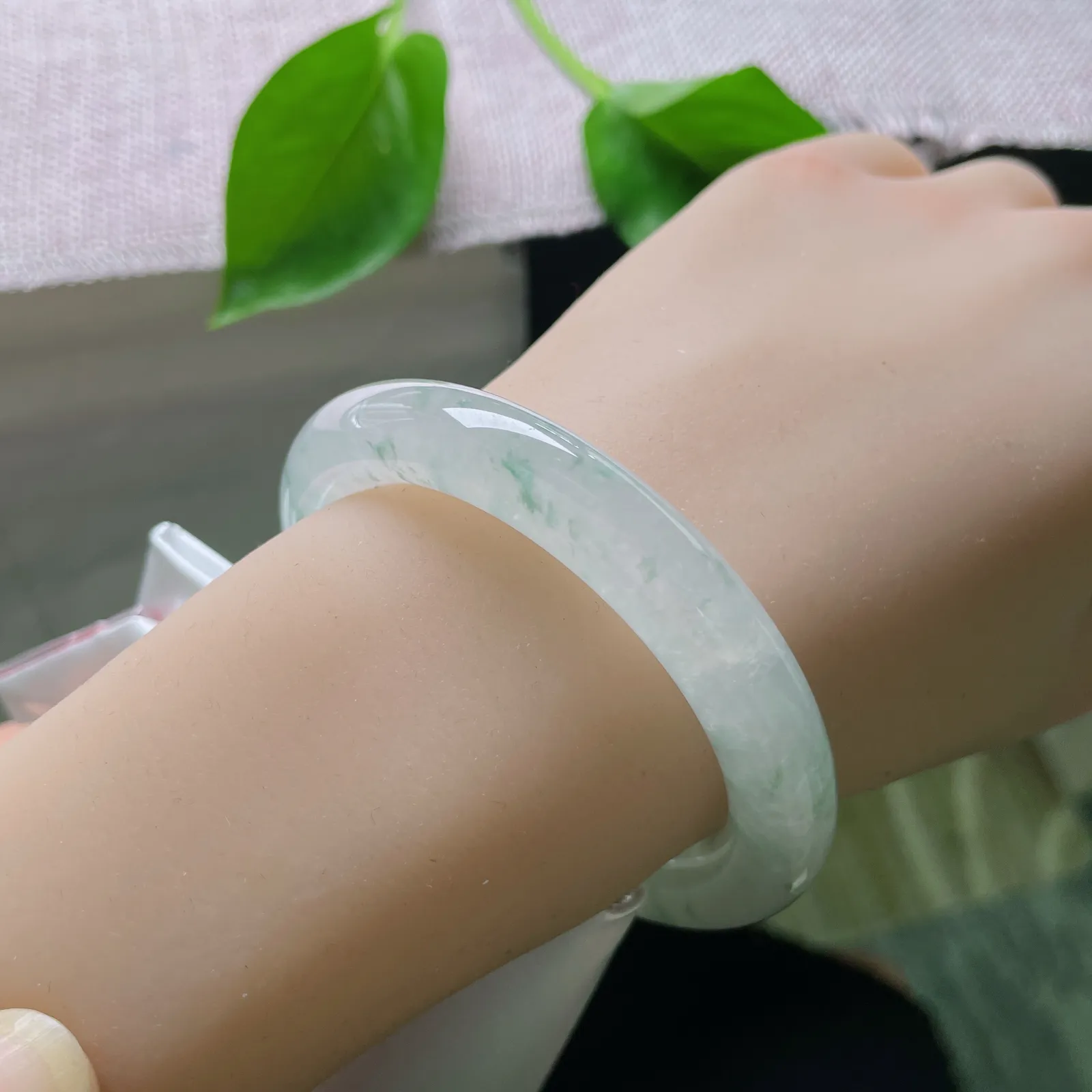 52/10.1，冰飘花圆条，结构紧密，玉质莹润通透，花色像是在清澈的水间游走