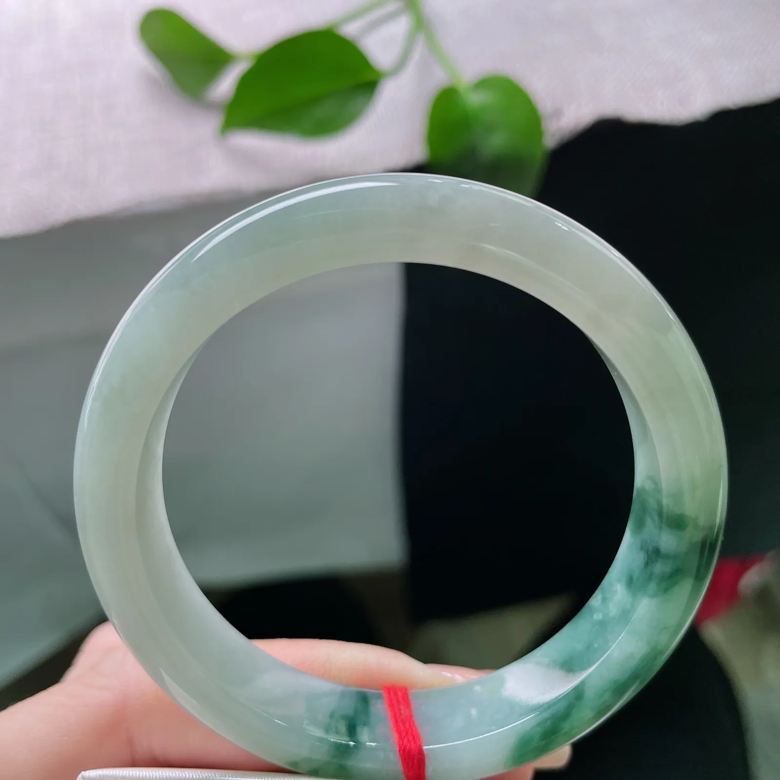 53.8/11.9/8.1飘花正圈，水润细腻，一抹飘花，婉间艳丽，一点棉线