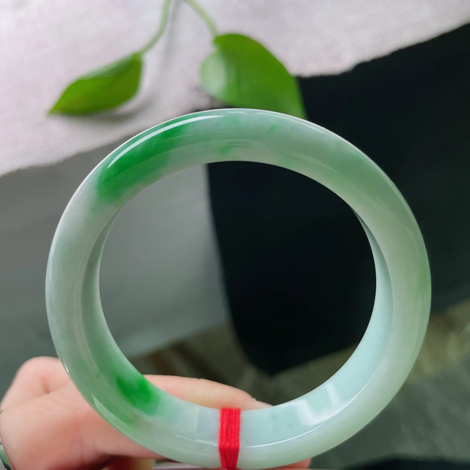 53.5/12.3/8，飘绿正圈，翠色鲜艳夺目，一抹晴绿染镯间，似将春山裁成圈。皮纹