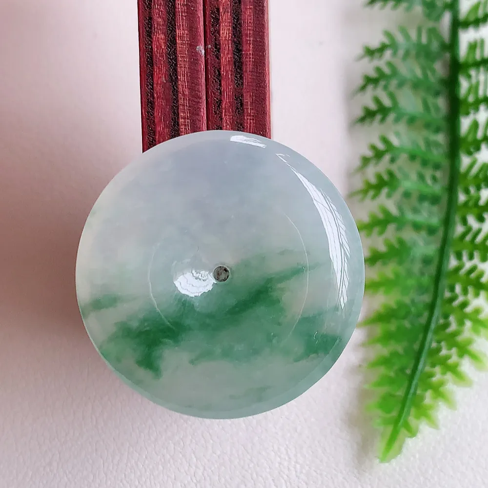 冰润飘花平安扣吊坠，厚装饱满，冰润剔透，细腻水足，种质润泽，飘花灵动，佩戴优雅大气，W400.28   尺寸：30.5-6mm